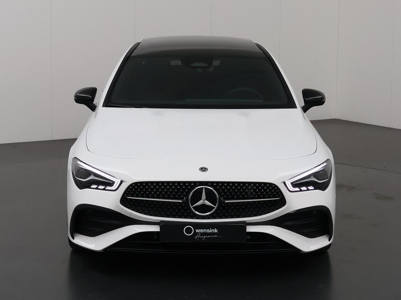 Mercedes-Benz CLA-KLASSE 180 AMG Line | Panoramadak | Sfeerverlichting | Nightpakket | Stoelverwarming | Multimedia Systeem Groot |
