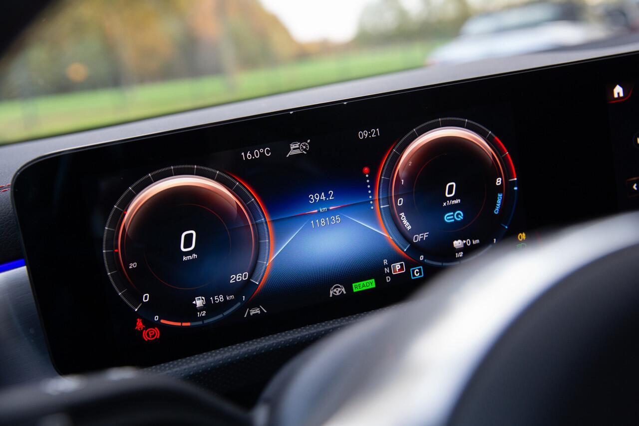 Mercedes-Benz CLA-KLASSE Shooting Brake 250 e Premium Plus , AMG, Panoramadak, Trekhaak, Sfeerverlichting,