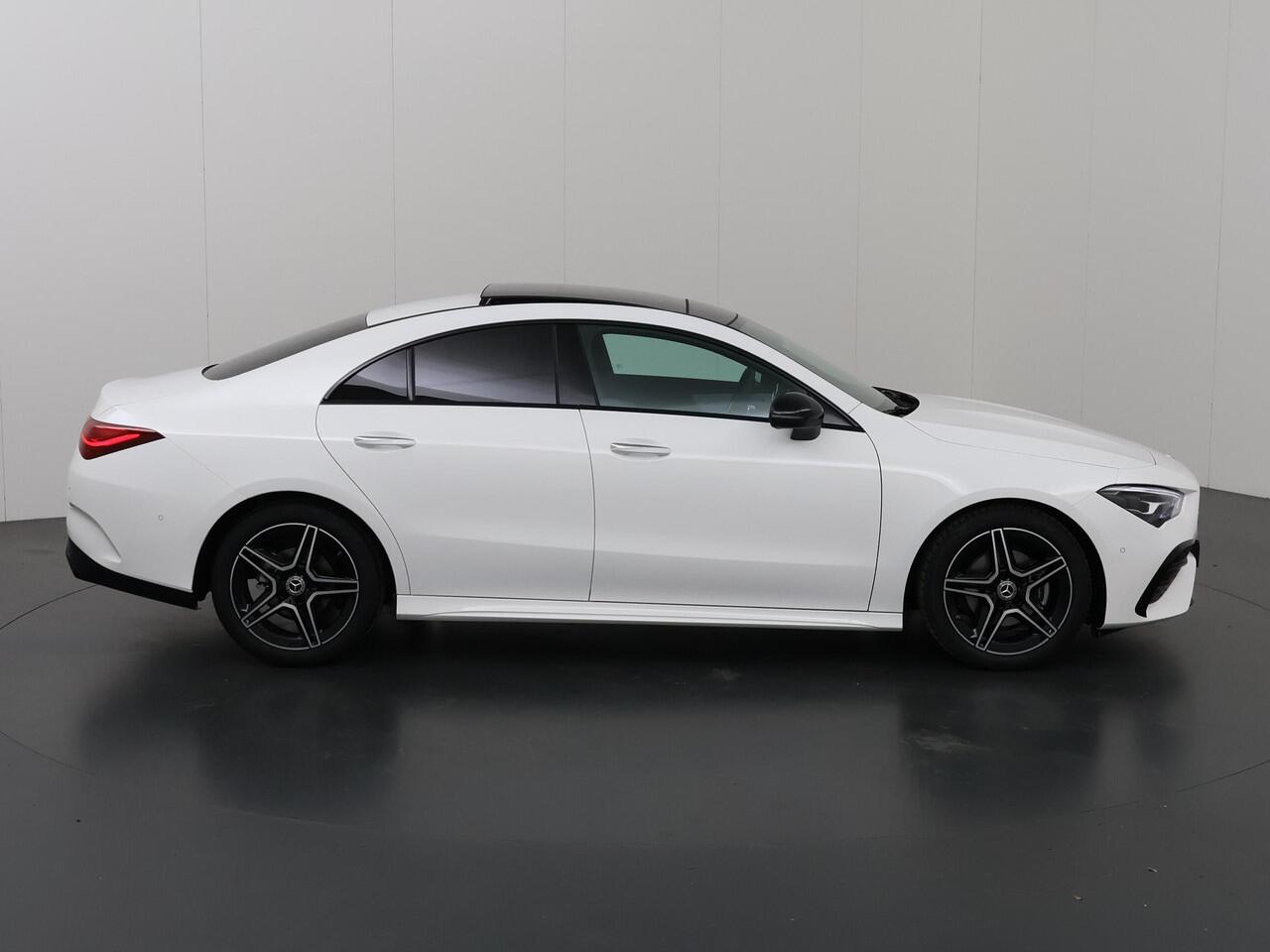 Mercedes-Benz CLA-KLASSE 180 AMG Line | Panoramadak | Sfeerverlichting | Nightpakket | Stoelverwarming | Multimedia Systeem Groot |