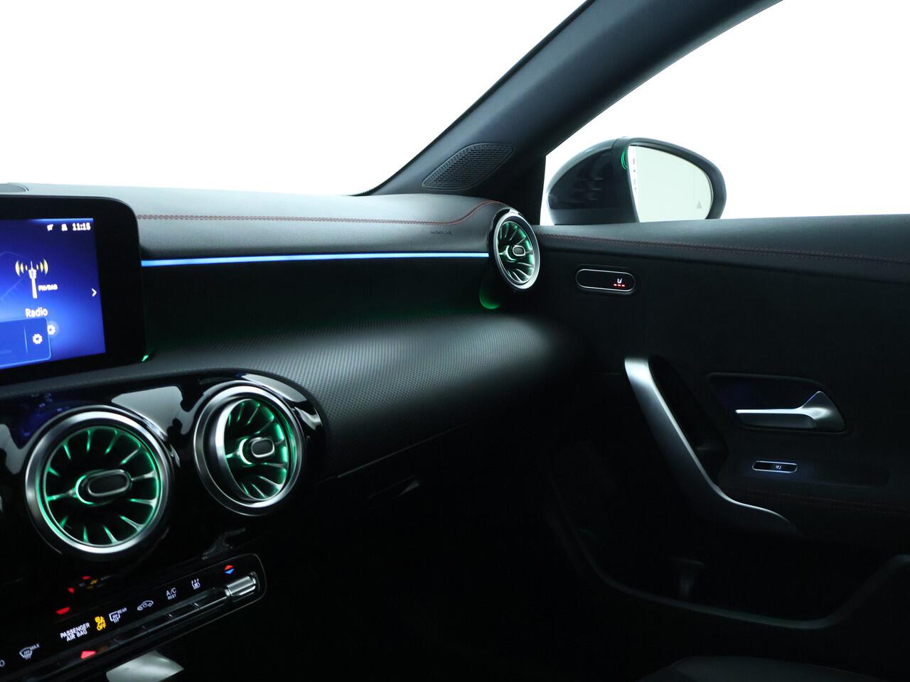 Mercedes-Benz CLA-KLASSE Shooting Brake 250 e AMG Face Lift Plug-In Hybride | AMG Line Premium | Night Pakket | Panoramadak | 11 kw Laden | Stuur en Stoelverwarmig | Inclusief 24 maanden MB Certified garantie voor Europa.