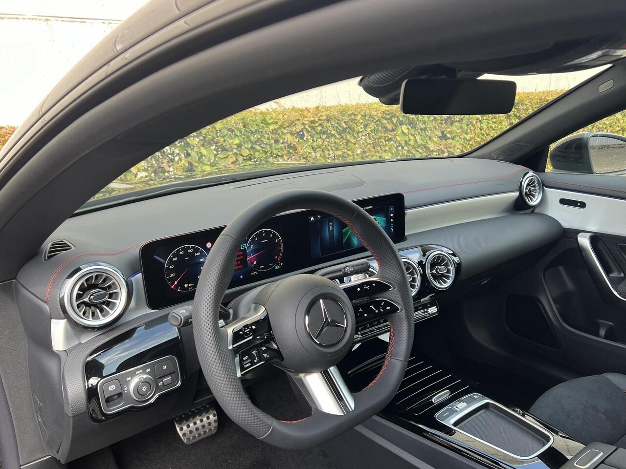 Mercedes-Benz CLA-KLASSE Shooting Brake 180 AMG | Panoramadak | | Premium Pakket | Night Pakket | Panoramadak | Trekhaak | MULTIBEAM LED Koplampen | Apple CarPlay | Android Auto | Advanced Sound System