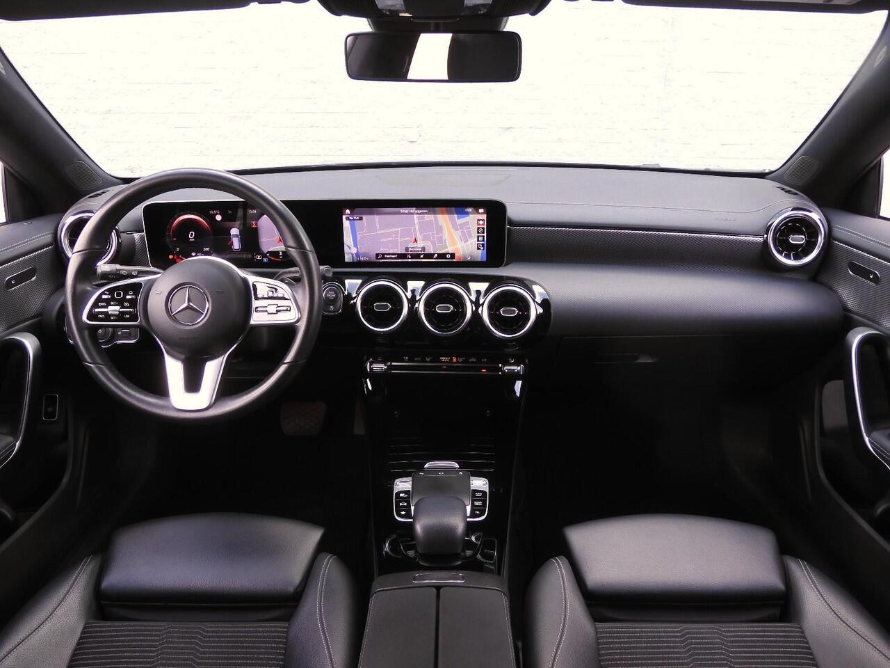 Mercedes-Benz CLA-KLASSE 180/ WIDESCREEN/ PANAMERICANA GRILLE/ ELEKT. KLEP/ 18INCH VELGEN