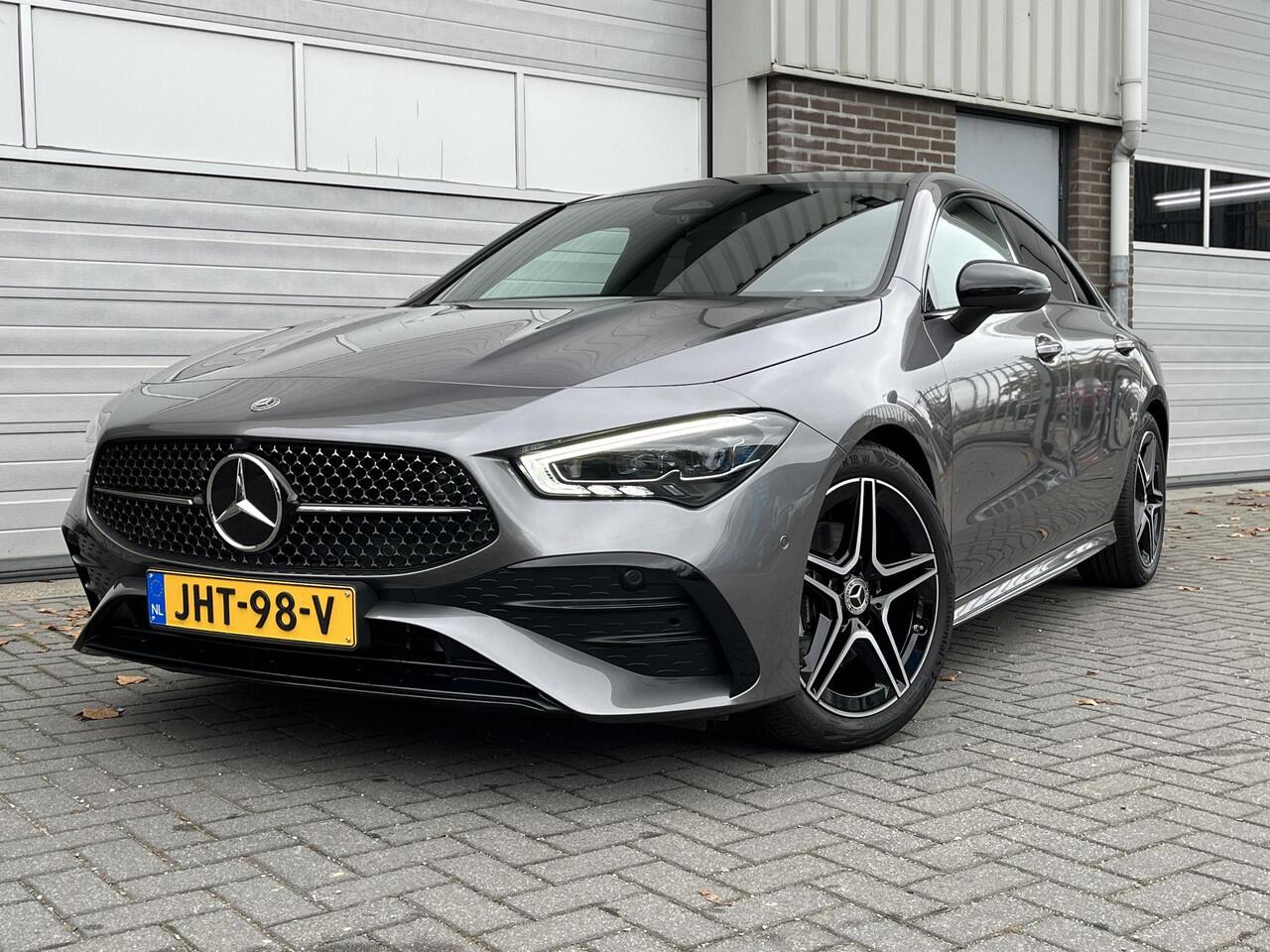 Mercedes-Benz CLA-KLASSE 180 Star Edition AMG | Night Pakket | Panoramadak | DISTRONIC Afstandsassistent | Dodehoekassistent | MULTIBEAM LED Koplampen | Sfeerverlichting | Stoelverwarming | Apple CarPlay | Android Auto | Sierdelen Aluminium | Elektrisch Inklapbare Buitenspiegels 