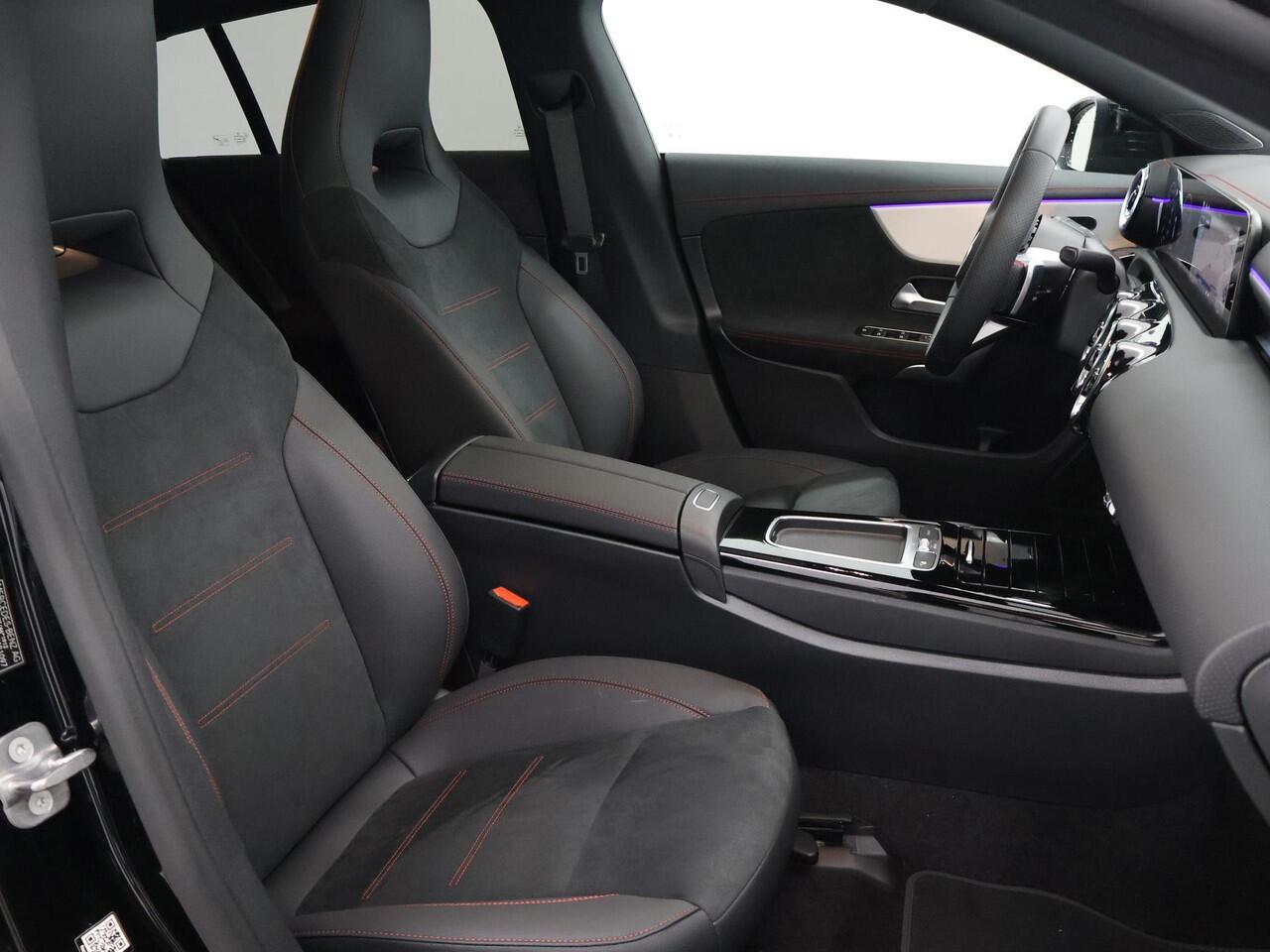 Mercedes-Benz CLA-KLASSE Shooting Brake 180 Business Solution AMG | Night Pakket | Panoramadak | 19" multispaaks velgen | 360 graden camera | Elekt. inklapbare trekhaak |