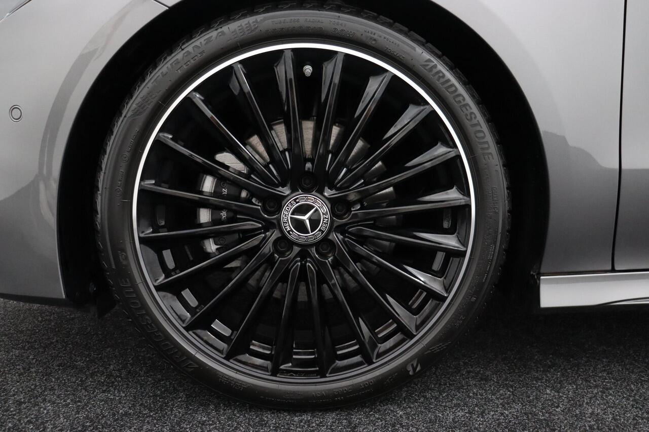 Mercedes-Benz CLA-KLASSE 180 AMG Line | Premium Pakket | Night Pakket | Panoramadak | MULTIBEAM LED Koplampen | Dodehoekassistent | Advanced Sound System | Sfeerverlichting |