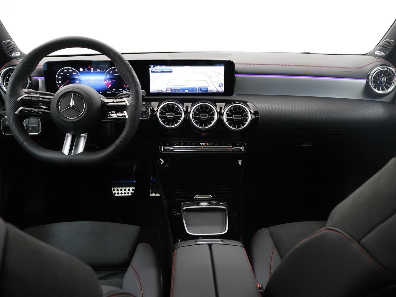 Mercedes-Benz CLA-KLASSE 180 Business Solution AMG | Panoramadak | Burmester Sound System | Rijassistentie Pakket | Sfeerverlichting | 360 Graden Camera |