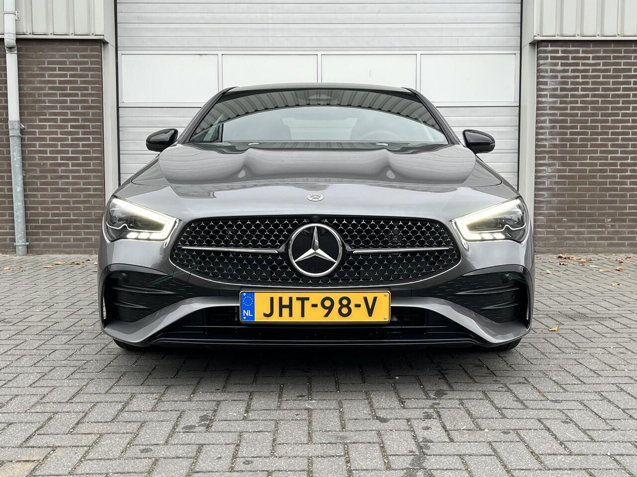 Mercedes-Benz CLA-KLASSE 180 Star Edition AMG | Night Pakket | Panoramadak | DISTRONIC Afstandsassistent | Dodehoekassistent | MULTIBEAM LED Koplampen | Sfeerverlichting | Stoelverwarming | Apple CarPlay | Android Auto | Sierdelen Aluminium | Elektrisch Inklapbare Buitenspiegels 
