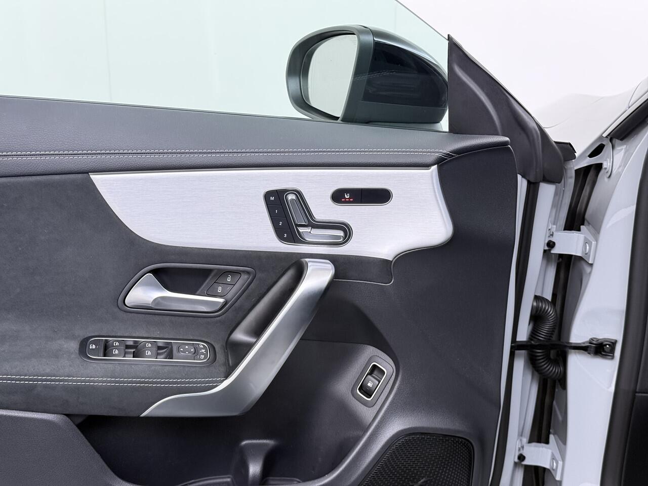 Mercedes-Benz CLA-KLASSE 250 e AMG line | Alpinegrijs Pano HUD Memory 360 Camera