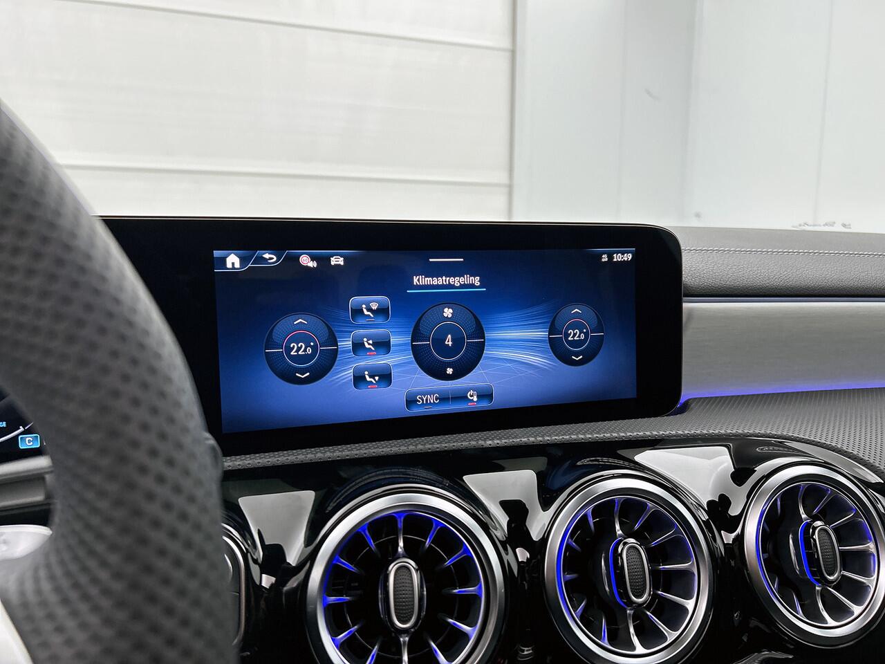 Mercedes-Benz CLA-KLASSE 180 Business Solution AMG | AMG Line Plus pakket | Smartphone integratie | Panoramaschuifdak | 360° camera | Advanced sound system | Head-up display | 19 inch AMG velgen |