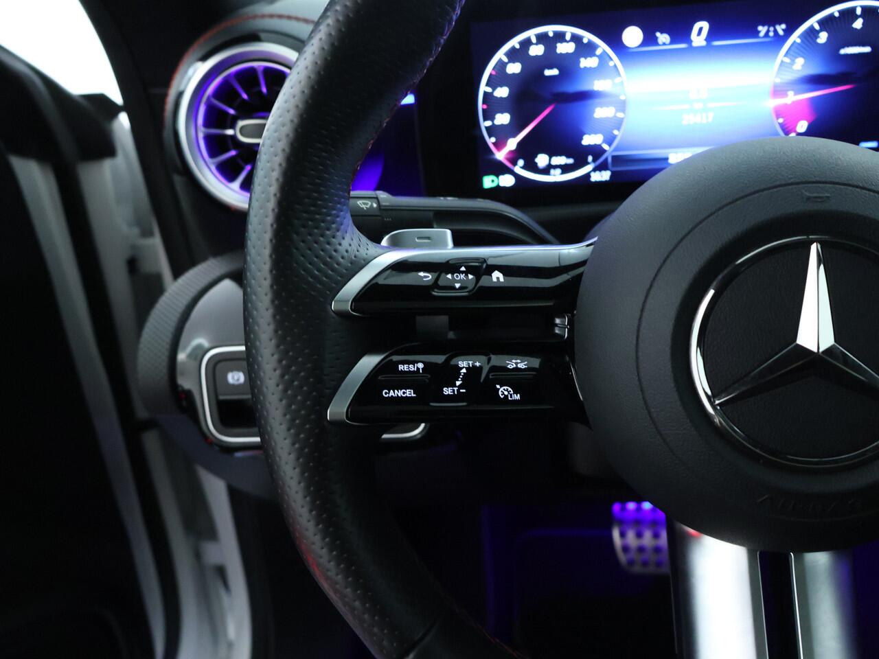 Mercedes-Benz CLA-KLASSE 180 AMG Nightpakket | Panoramadak | Dode Hoek Ass | Keyless Go | Sfeerverlichting | Alarm | Stoelverwarming | Inclusief 24 maanden Mercedes-Benz Certified garantie voor Europa.