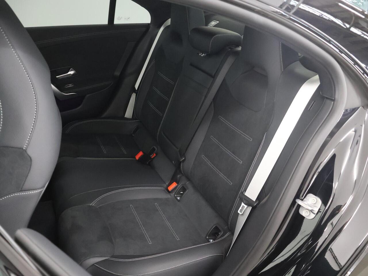 Mercedes-Benz CLA-KLASSE 180 Star Edition AMG Line | Panoramaschuifdak | AMG-line plus | Head-Up | Dodehoekassistent | Nightpakket |