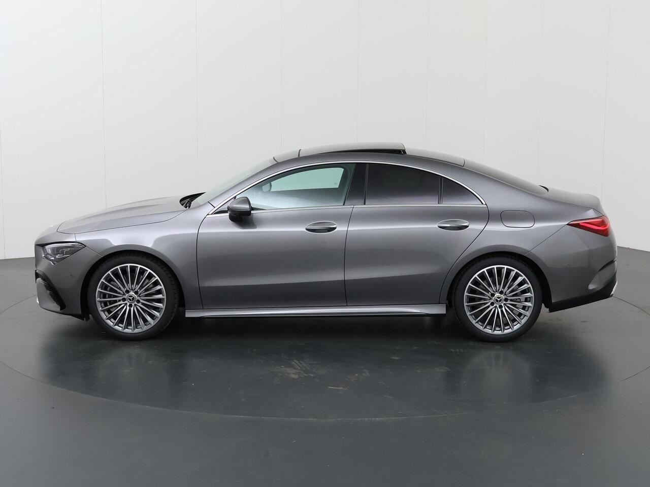 Mercedes-Benz CLA-KLASSE 180 Business Solution AMG | Nieuwprijs ¤ 60.345,= | Panoramaschuifdak | Premium Plus-pakket | Winterpakket | Techniek-pakket | Burmester | Trekhaak | Head-up display |