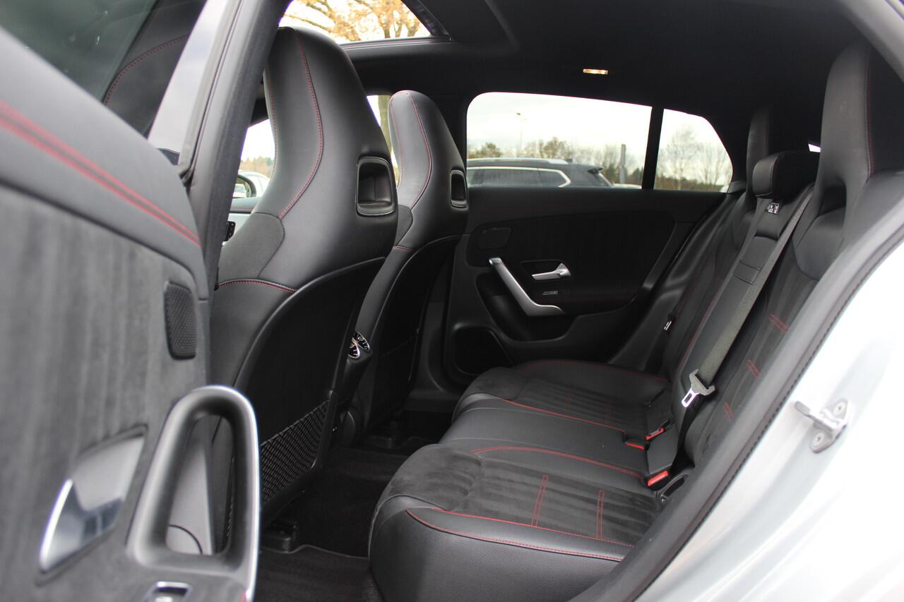 Mercedes-Benz CLA-KLASSE Shooting Brake 200 Business Solution AMG / Trekhaak / Panoramadak / Camera / Memory seats / Keyless / 18'' / Sfeerverlichting / Matrix LED / Navigatie / Stoelverwarming / Cruise Control