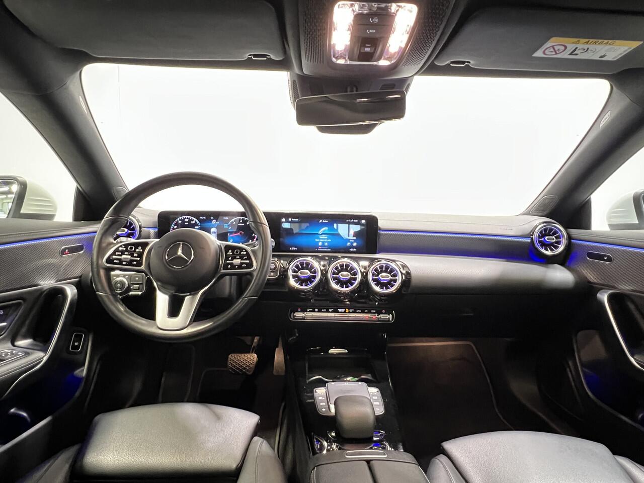 Mercedes-Benz CLA-KLASSE Shooting Brake 200 Business Solution Luxury | Navigatie | LM Velgen 17" | Elektrisch Glazen Panoramadak | Voorstoelen Verwarmd | Cruise Control | Airco |