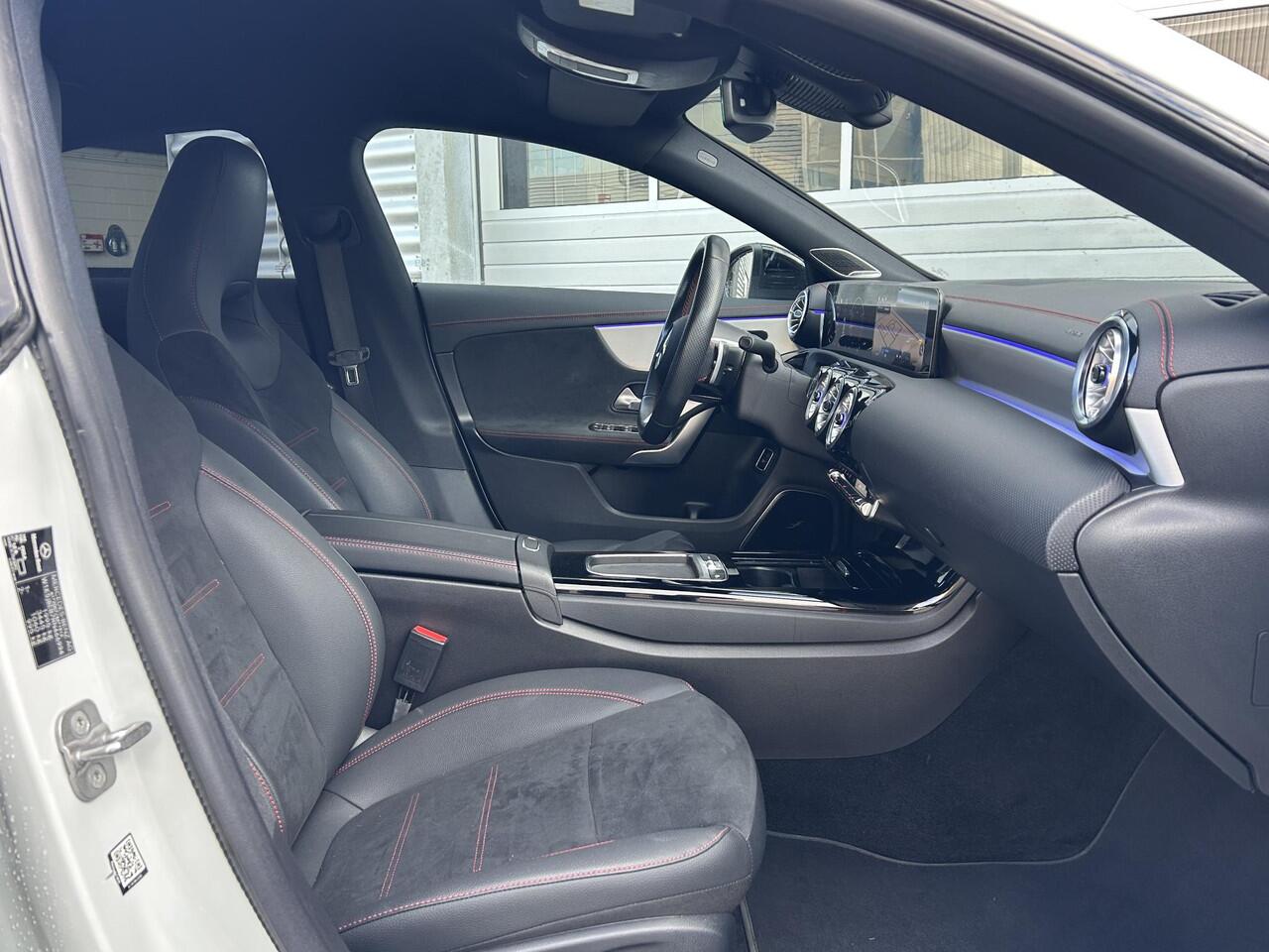 Mercedes-Benz CLA-KLASSE 180 AMG Line | Night Pakket | Burmester Surround Sound | Dodehoekassistent | MULTIBEAM LED Koplampen | Sfeerverlichting | Stoelverwarming | Achteruitrijcamera | Elektrisch Inklapbare Buitenspiegels