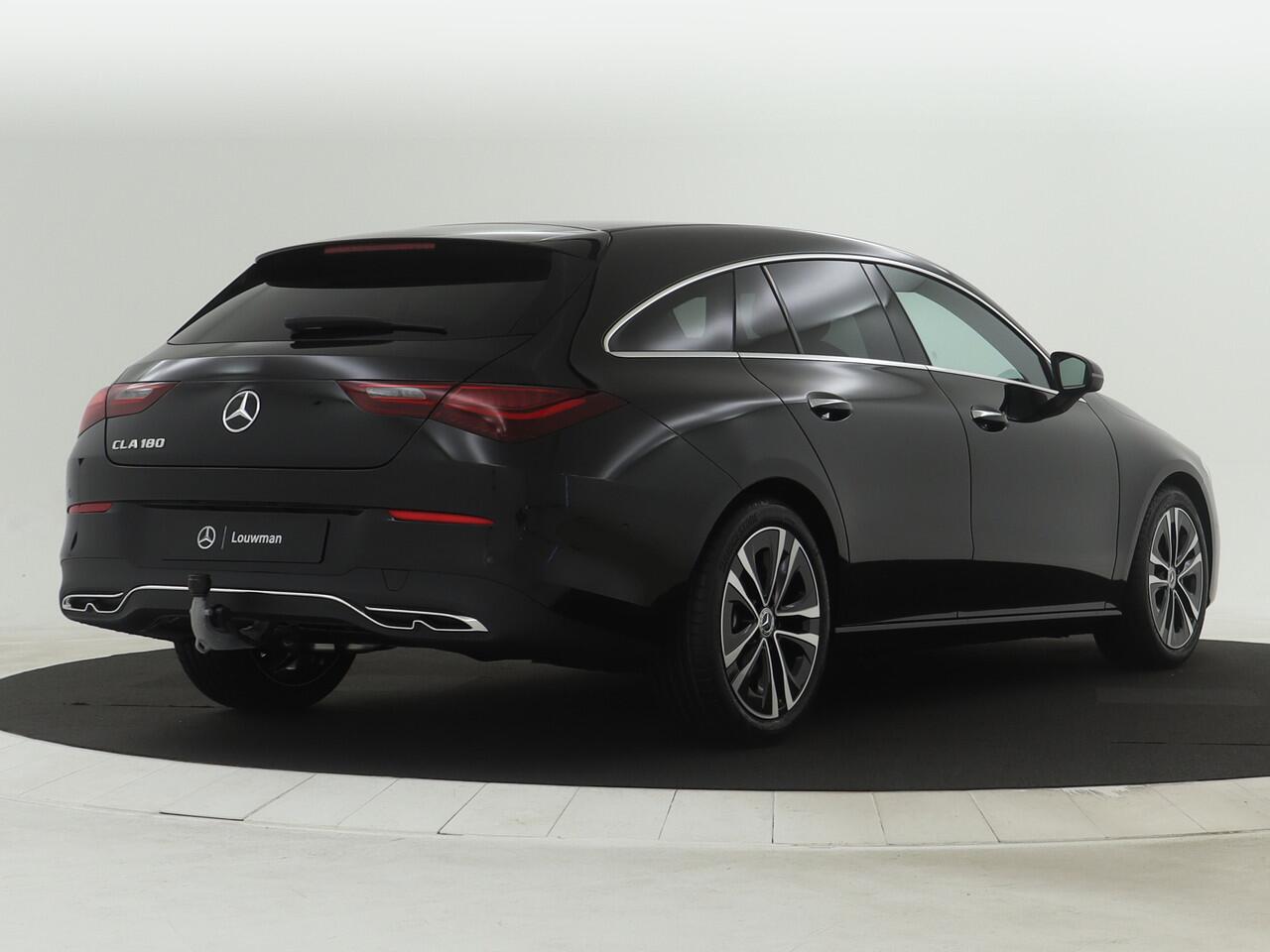 Mercedes-Benz CLA-KLASSE Shooting Brake 180 Star Edition Luxury Line | Trekhaak | Donkergetint glas achter | Verwarmde stoelen vooraan | Parkeerpakket met achteruitrijcamera | KEYLESS GO-comfortpakket | Draadloos oplaadsysteem voor smartphone |