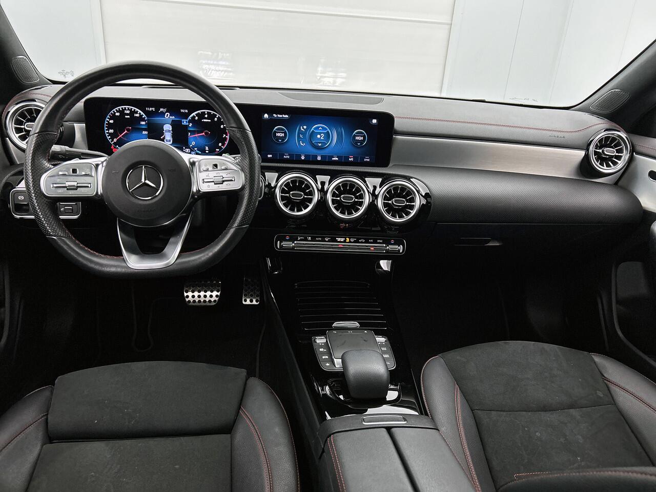 Mercedes-Benz CLA-KLASSE 180 AMG Line | Panoramadak | Sfeerverlichting | 19 Inch AMG velgen | Distronic | 360°-camera | Inclusief 24 maanden MB Certified garantie voor Europa.