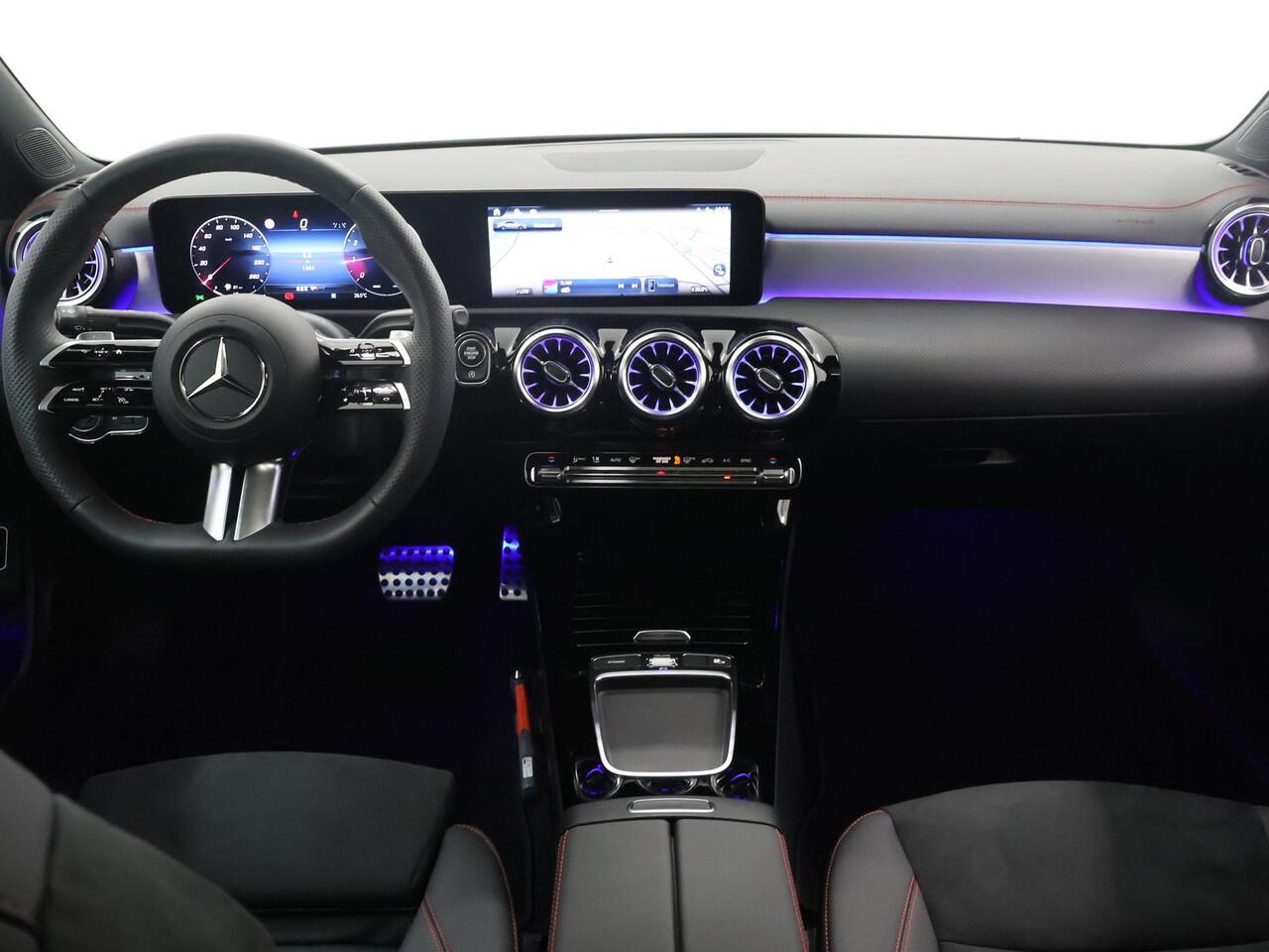 Mercedes-Benz CLA-KLASSE 180 AMG Line Premium Pack | Panorama Schuifdak | Multibeam lead | Sfeerverlichting | Augmented Reality