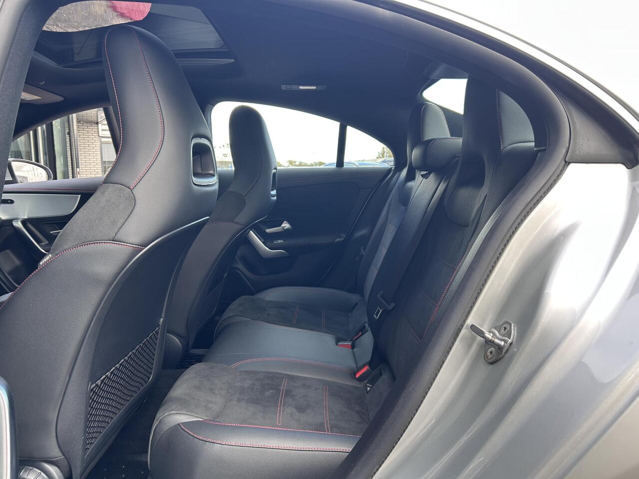 Mercedes-Benz CLA-KLASSE 180 | Panoramadak | AMG | Stoelverwarming