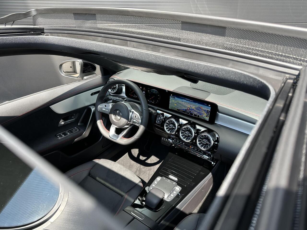 Mercedes-Benz CLA-KLASSE Shooting Brake 180 AMG Line | Nightpakket | Panoramadak | Achteruitrijcamera | Stoelverwarming | Dodehoekassistent | Sfeerverlichting