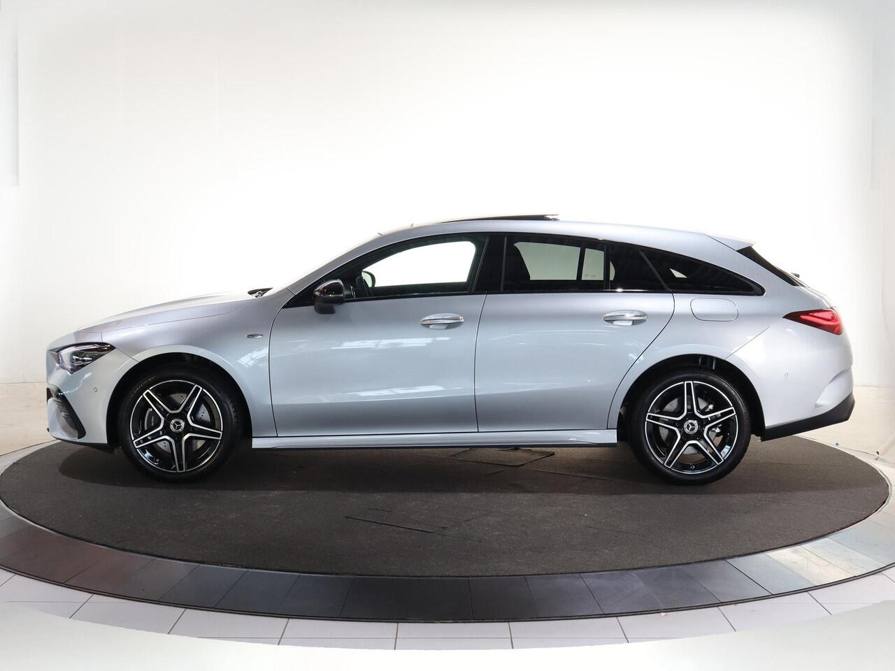 Mercedes-Benz CLA-KLASSE Shooting Brake 250e Business Solution AMG | Panoramaschuifdak | Night | Achteruitrijcamera| Stoelverwarming voor | LED koplampen | Afneembare Trekhaak | Apple Carplay / Android auto