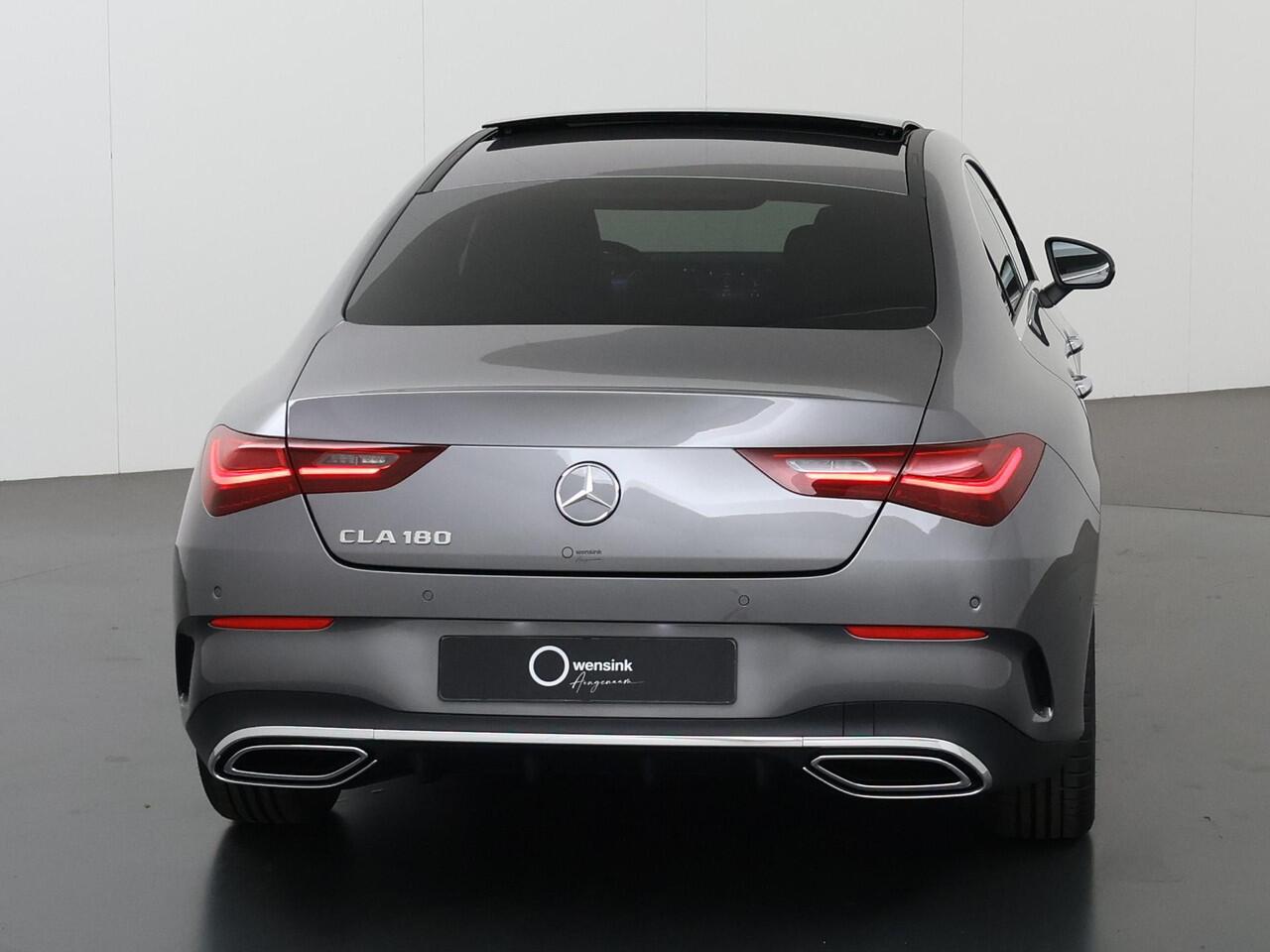 Mercedes-Benz CLA-KLASSE 180 Business Solution AMG | Panoramadak | Burmester | Rijassistentiepakket | Trekhaak | Techniek pakket | Sfeerverlichting | Stoel/stuurverwarming |