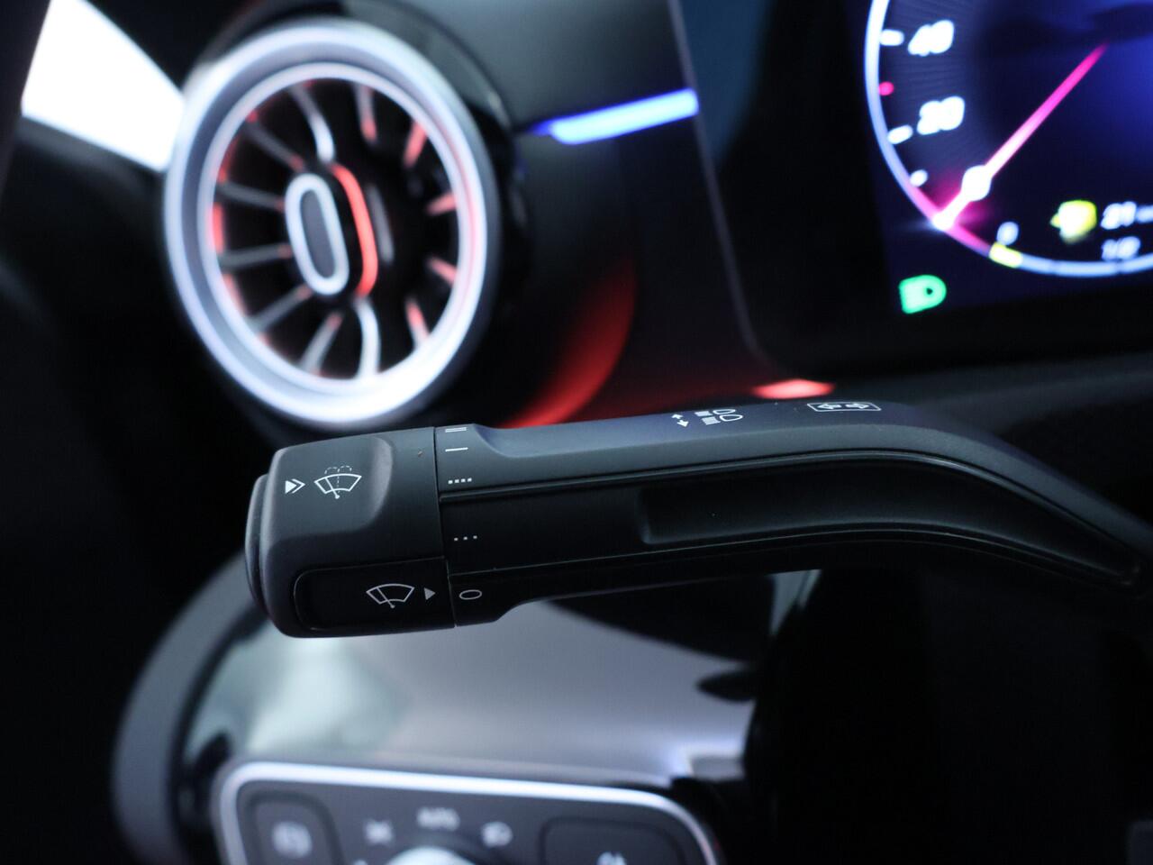 Mercedes-Benz CLA-KLASSE 250 e AMG Plug-In Hybride AMG LIne | Night PAkket | 19 Inch AMG Velgen | Dodehoek Assist | Multibeam Koplampen | 11kW Laden. Inclusief 48 maanden MB Certified garantie voor Europa.