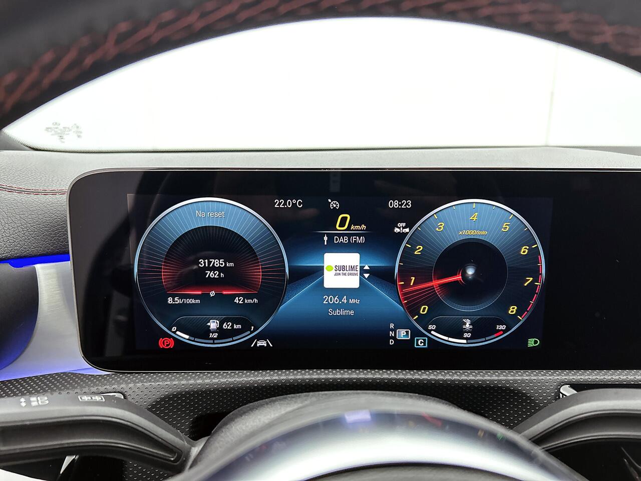 Mercedes-Benz CLA-KLASSE 200 AMG-line | Night pakket | Panorama schuif/kanteldak | Sfeerverlichting | parkeerpakket + camera achter | Spiegelpakket | Stoelverwarming | KEYLESS GO-comfortpakket | Thermotronic Clima | Dodehoekassis Inclusief 24 maanden MB Certified garantie voor Eu