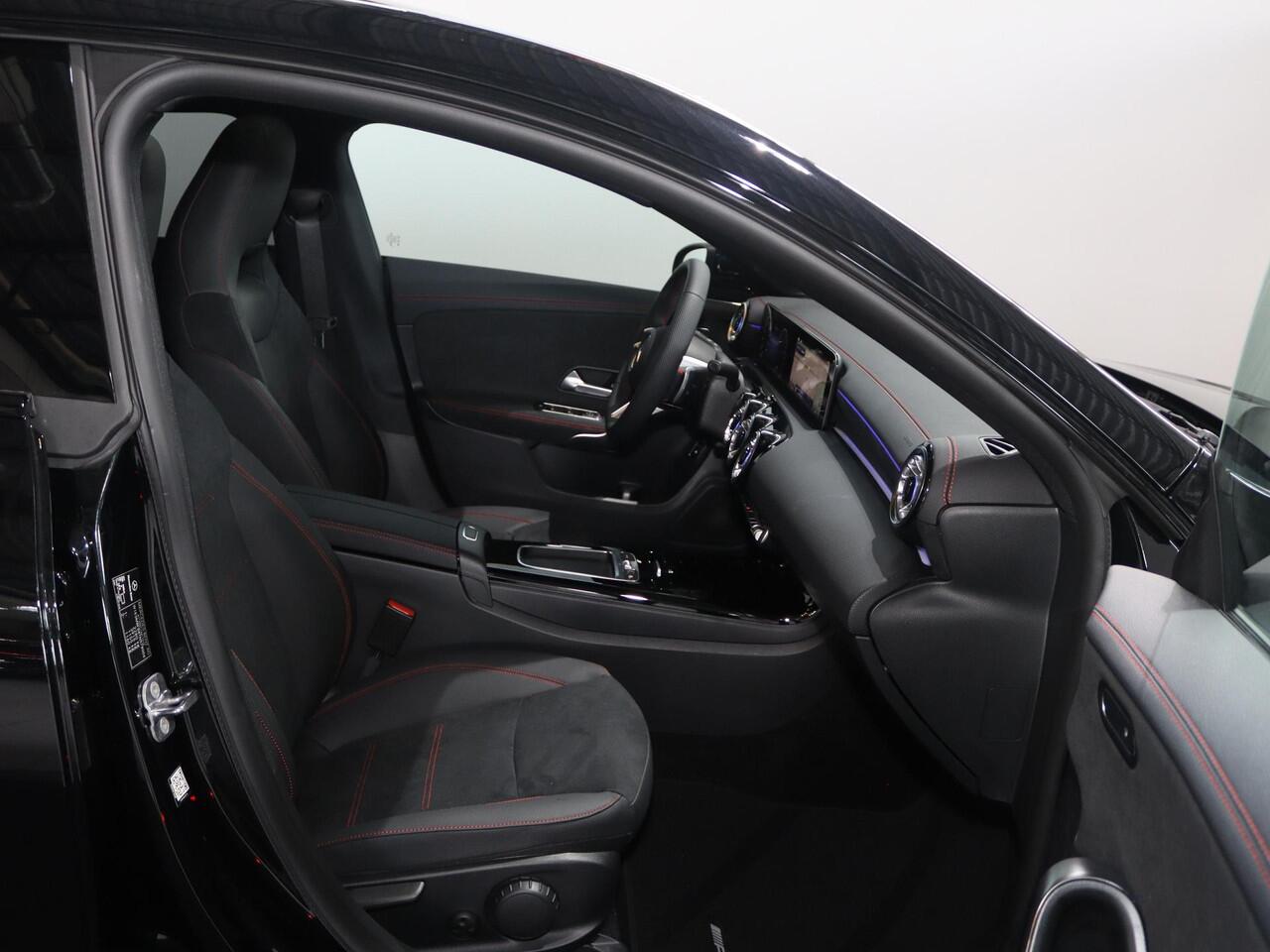 Mercedes-Benz CLA-KLASSE Shooting Brake 250e Business Solution AMG | Panoramaschuifdak | Nightpakket | 19 inch AMG-Velgen