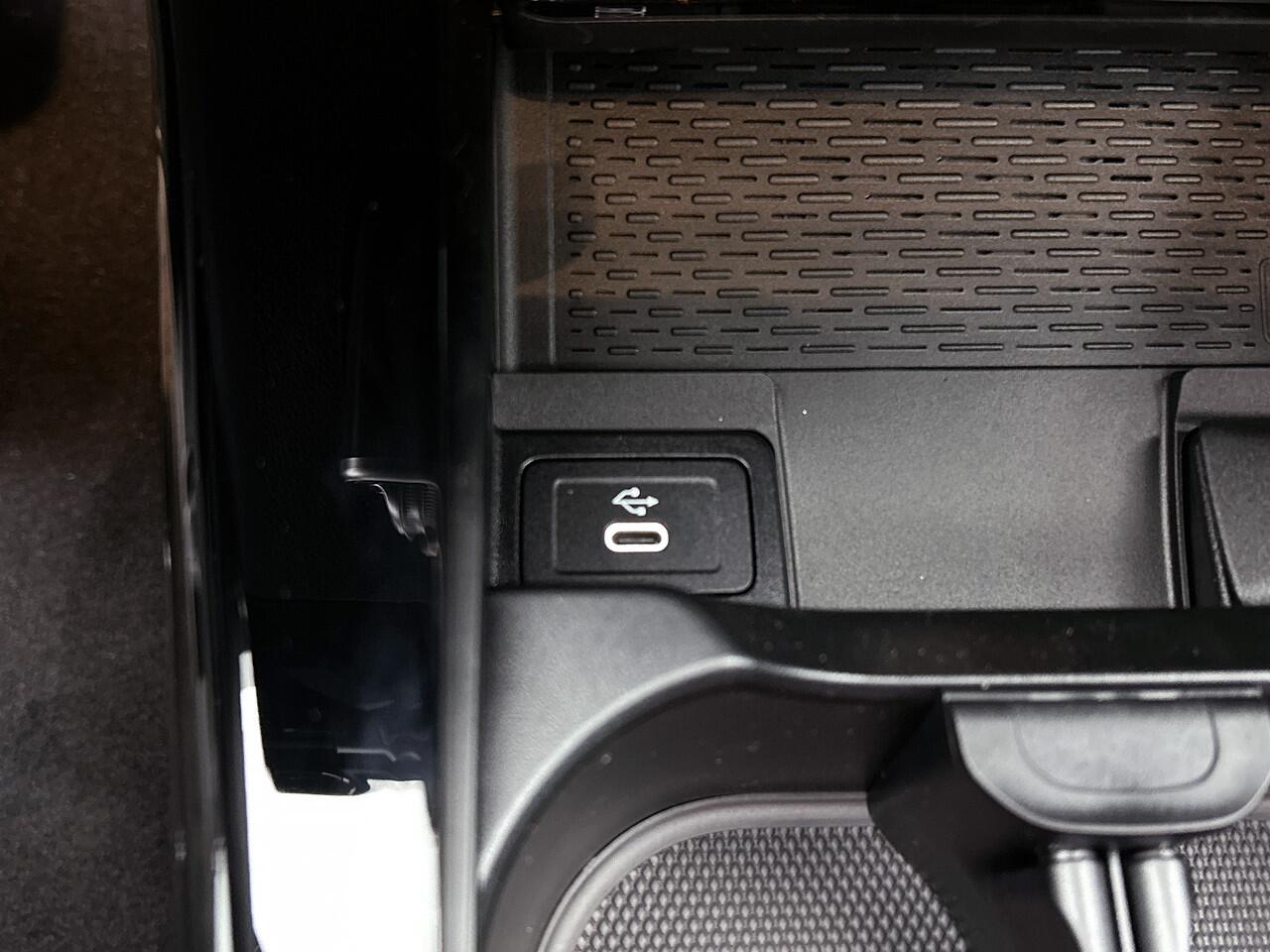 Mercedes-Benz CLA-KLASSE 250 e Business Solution AMG | Nightpakket | Parkeerpakket met achteruitrijcamera | KEYLESS GO | Stoelverwarming voor | MULTIBEAM LED | USB pakket plus | Sfeerverlichting | Draadloos oplaadsysteem voor Smartphone |