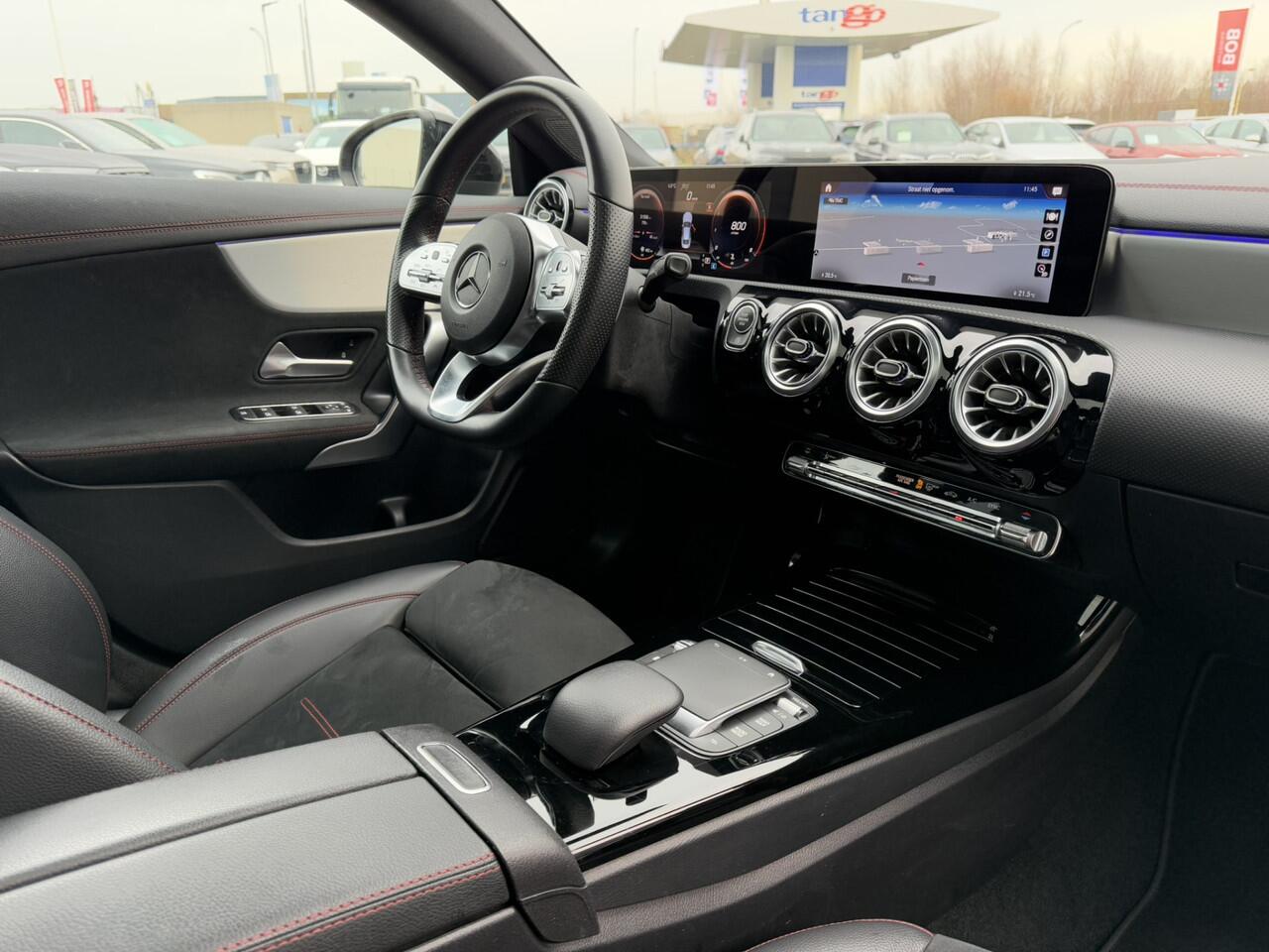 Mercedes-Benz CLA-KLASSE 180 AMG Line Panoramadak-/ Schuif-kanteldak Widescreen Keyless Entry Head-Up Display Ambienteverlichting ACC 19 Inch LED 360 Graden Camera Night Pakket BTW Vol!!