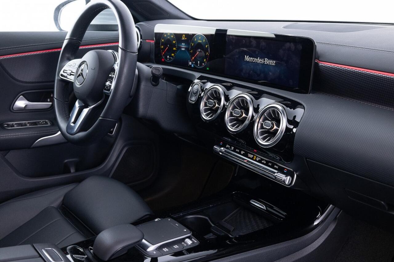 Mercedes-Benz CLA-KLASSE 180 Shooting Brake Luxury Line Automaat | PANORAMADAK | LEDER