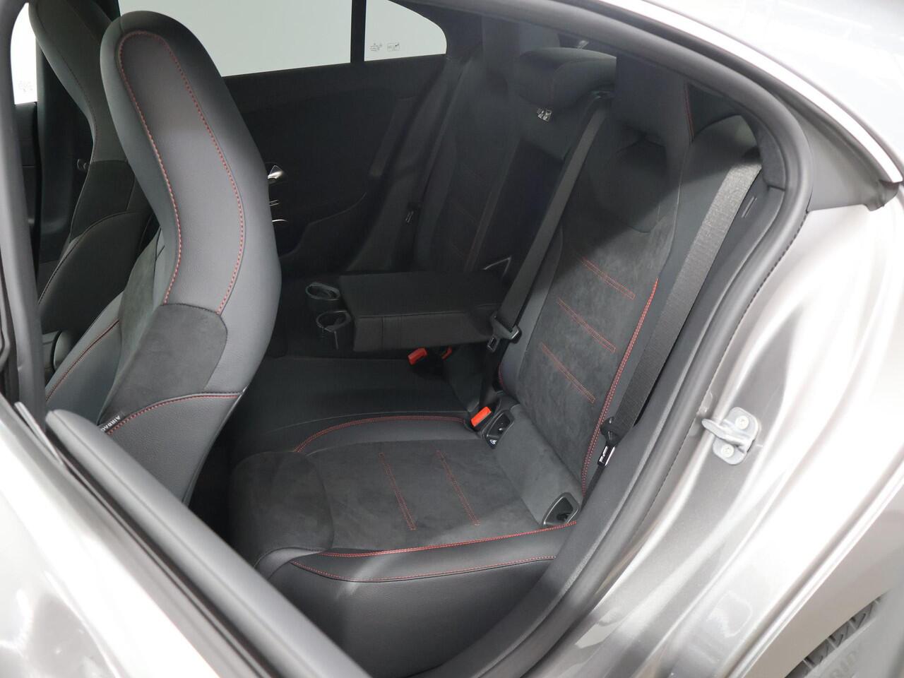 Mercedes-Benz CLA-KLASSE 180 Business Solution AMG | Rijassistentie pakket plus | Winter pakket | Burmester | Panoramaschuifdak | Techniek pakket | Trekhaak | Head-Up Display |