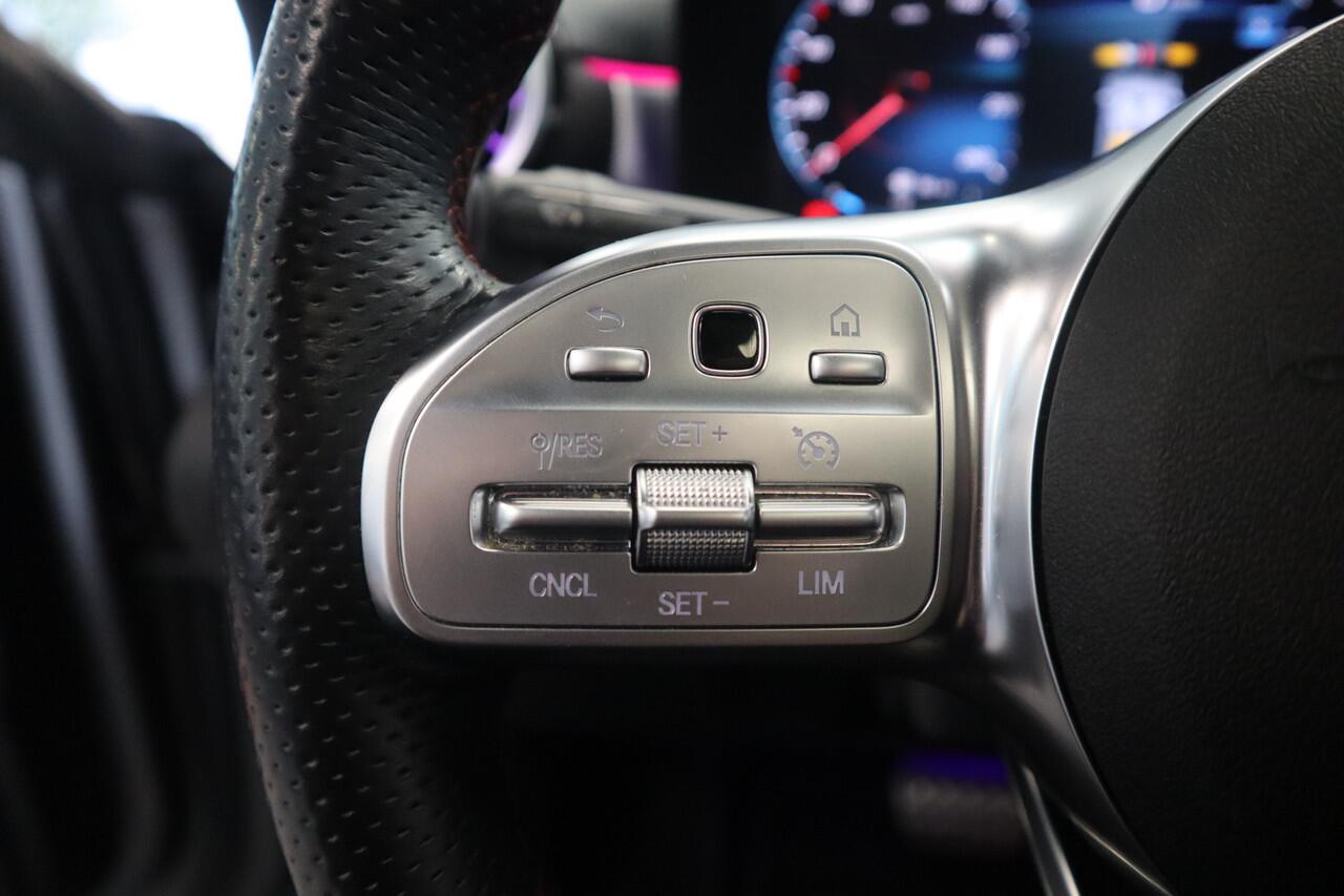 Mercedes-Benz CLA-KLASSE 180 AMG Business Solution Luxury Sfeer verlichting Panoramadak, Ambi light, Navigatie, 18LMV, Matte kleur 24 maanden garantie mogelijk (*vraag naar de voorwaarden)