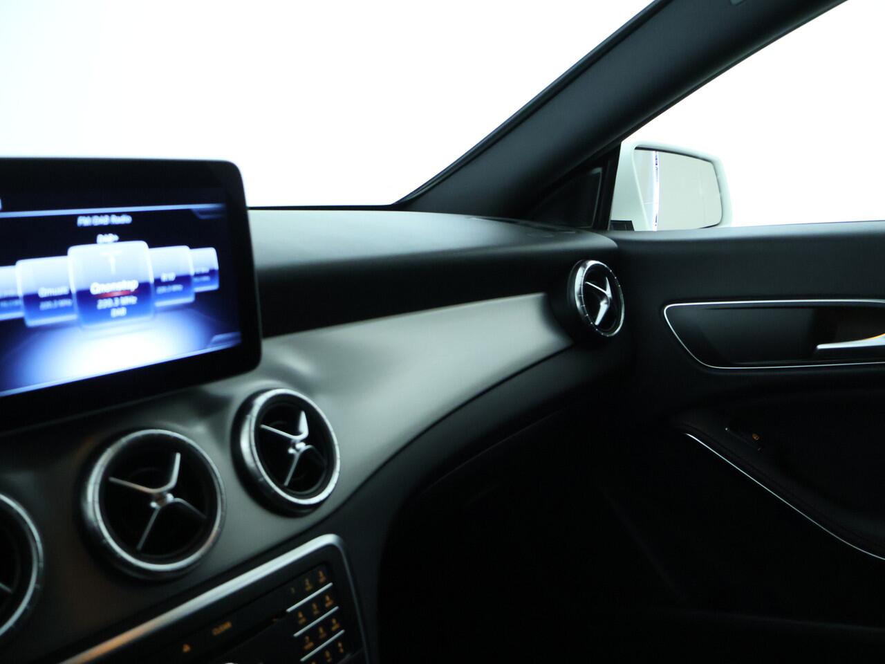 Mercedes-Benz CLA-KLASSE 180 Business Solution AMG AMG Line | Achteruitrijcamera | Ledkoplampen | Inclusief 12 Maanden Garantie