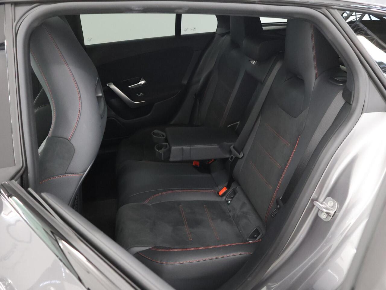 Mercedes-Benz CLA-KLASSE Shooting Brake 250e Star Edition AMG Line | Panorama schuifdak | MULTIBEAM LED | Nightpakket | Sfeerverlichting | Multispaak Velgen