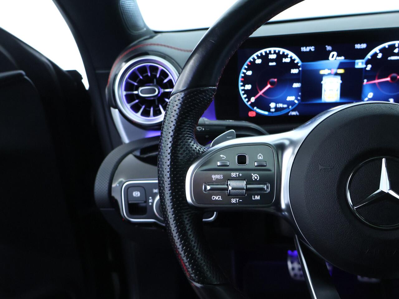 Mercedes-Benz CLA-KLASSE 180 AMG Nightpakket | Panoramadak | Sfeerverlichting | Memory | Keyless Go | Augmented Reality | Inclusief 24 maanden Mercedes-Benz Certified garantie voor Europa