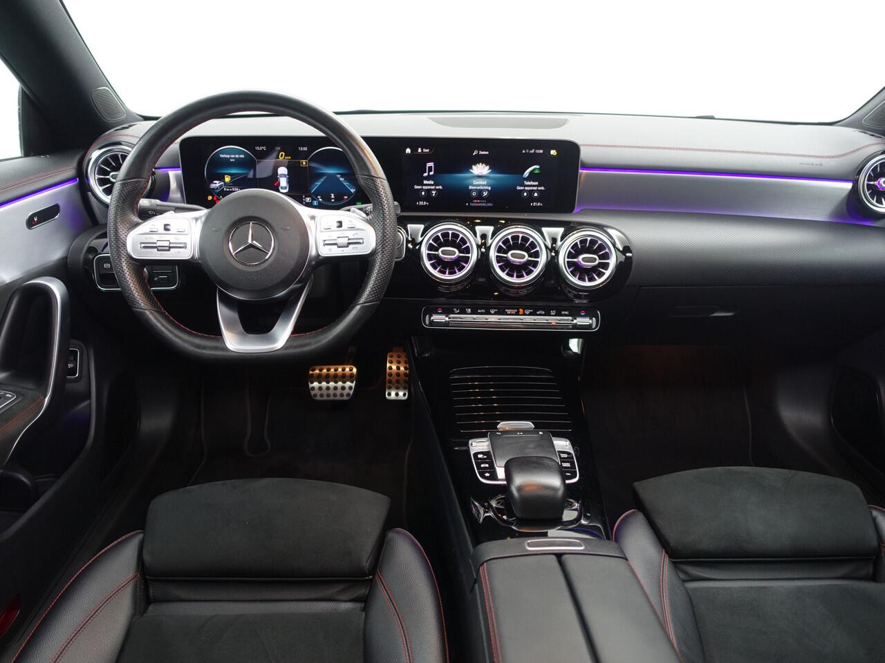 Mercedes-Benz CLA-KLASSE 180 AMG Night Edition Aut- Panoramadak, Sfeerverlichting, Camera, Xenon Led, Sport Leder