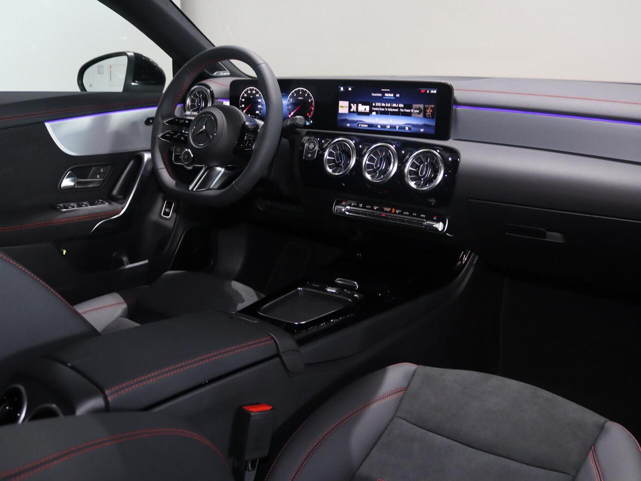 Mercedes-Benz CLA-KLASSE 180 Business Solution AMG | Panoramaschuifdak | Trekhaak | Burmester | Rijassistentiepakket Plus | Techniekpakket | Winterpakket |