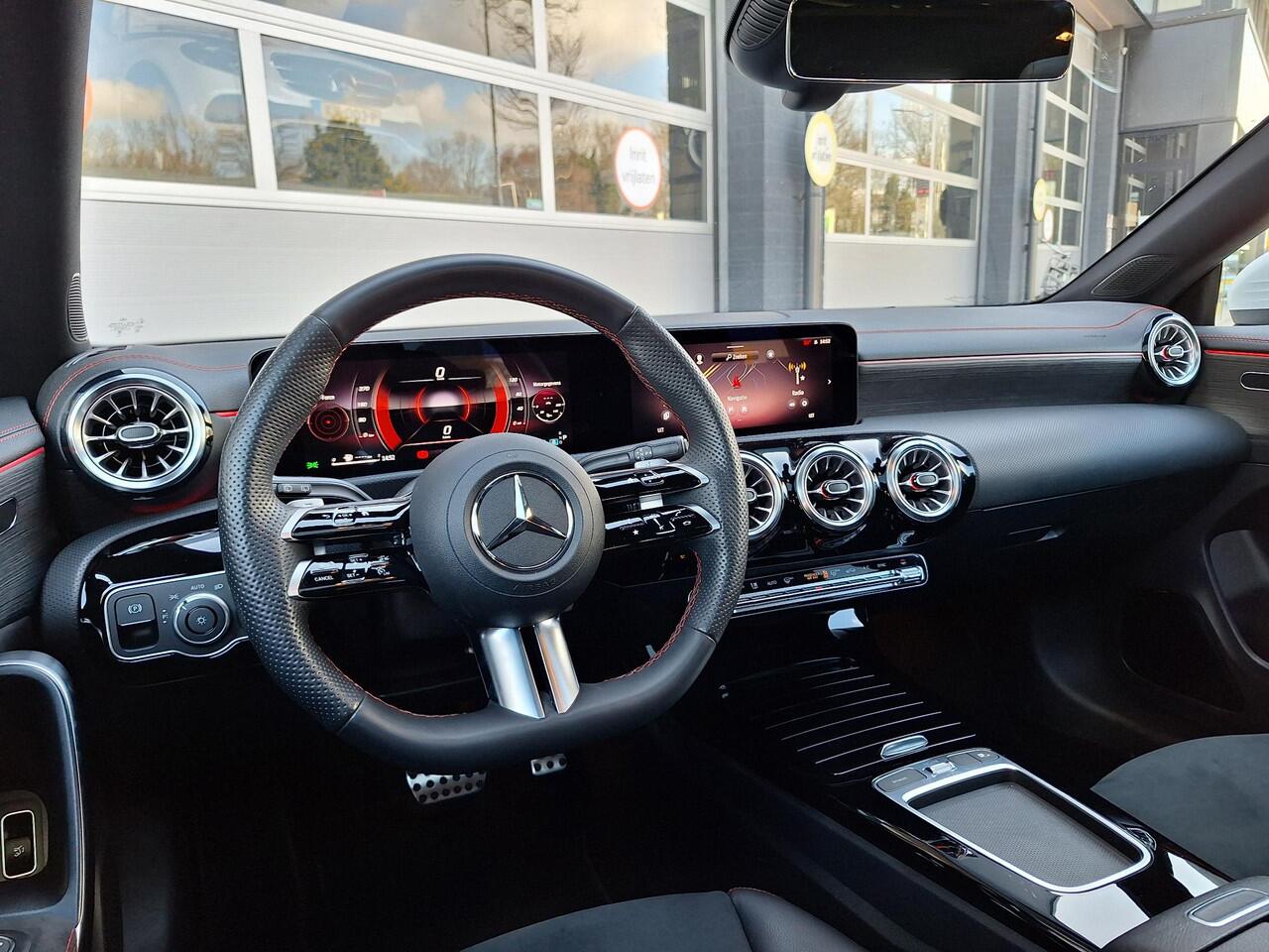 Mercedes-Benz CLA-KLASSE Shooting Brake 180 | Panoramadak | AMG | Achteruitrijcamera | Stoelverwarming | Multibeam LED | Sfeerverlichting | Keyless-GO | Elektrische achterklep