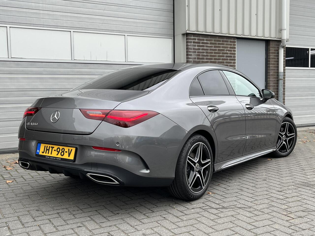 Mercedes-Benz CLA-KLASSE 180 Star Edition AMG | Night Pakket | Panoramadak | DISTRONIC Afstandsassistent | Dodehoekassistent | MULTIBEAM LED Koplampen | Sfeerverlichting | Stoelverwarming | Apple CarPlay | Android Auto | Sierdelen Aluminium | Elektrisch Inklapbare Buitenspiegels 
