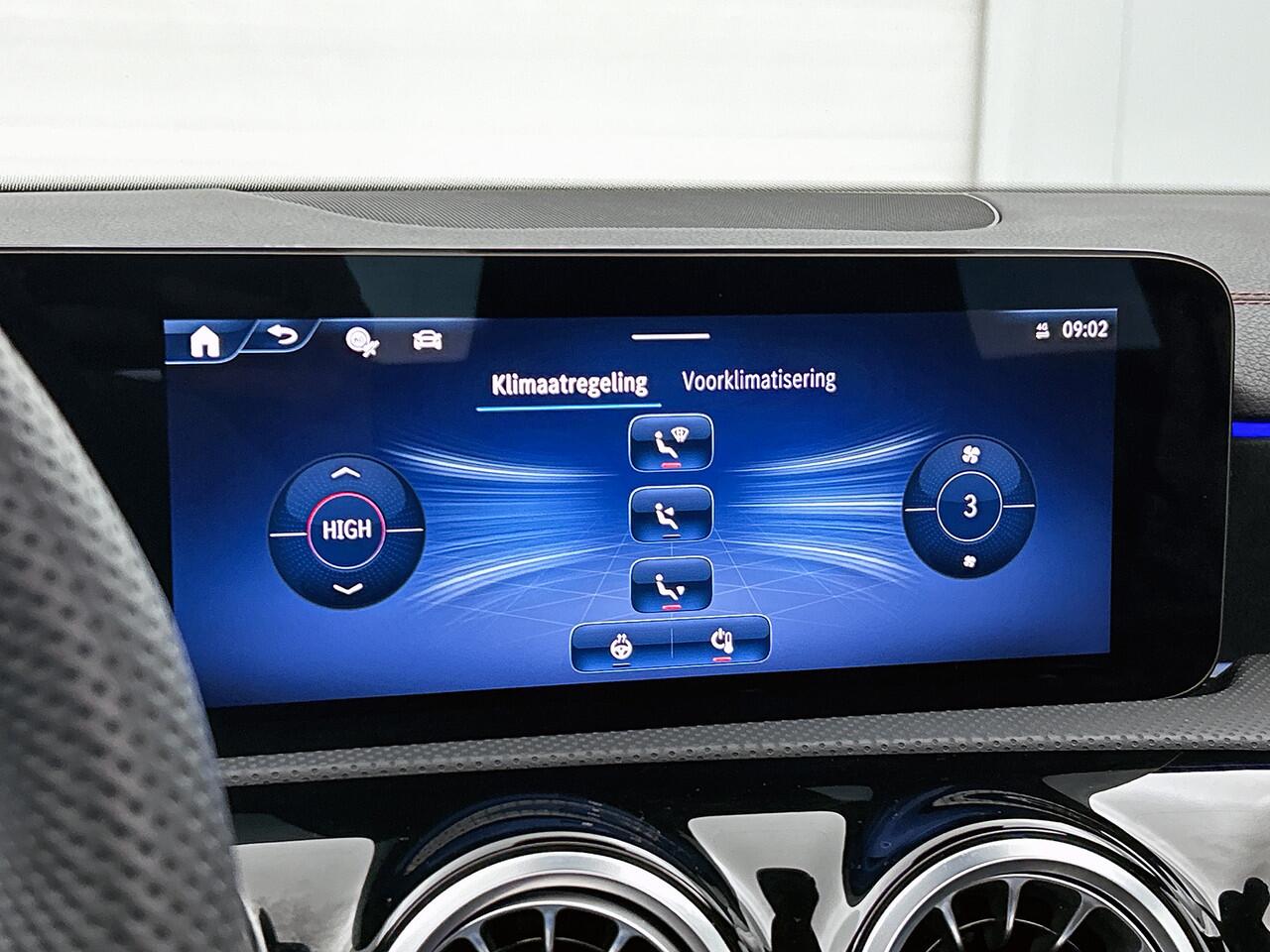 Mercedes-Benz CLA-KLASSE Shooting Brake 250 e AMG Plug-In Hybride | AMG Line | Panoramadak | Trekhaak | Sfeerverlichting | Dodehoek Assist | Stuur en Stoelverwaming. Inclusief 24 maanden MB Certified garantie voor Europa.