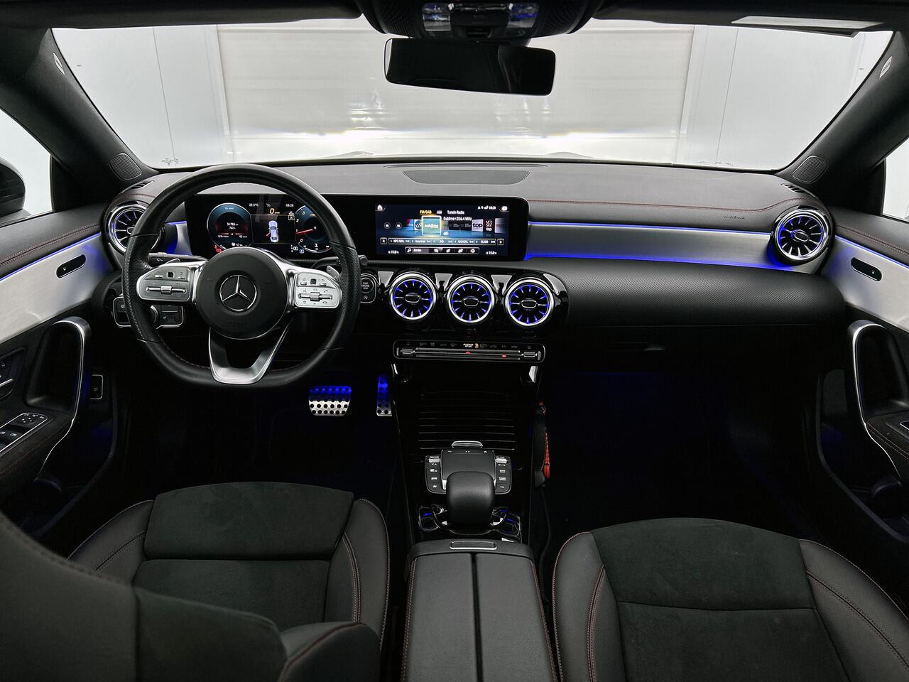 Mercedes-Benz CLA-KLASSE 200 AMG-line | Night pakket | Panorama schuif/kanteldak | Sfeerverlichting | parkeerpakket + camera achter | Spiegelpakket | Stoelverwarming | KEYLESS GO-comfortpakket | Thermotronic Clima | Dodehoekassis Inclusief 24 maanden MB Certified garantie voor Eu