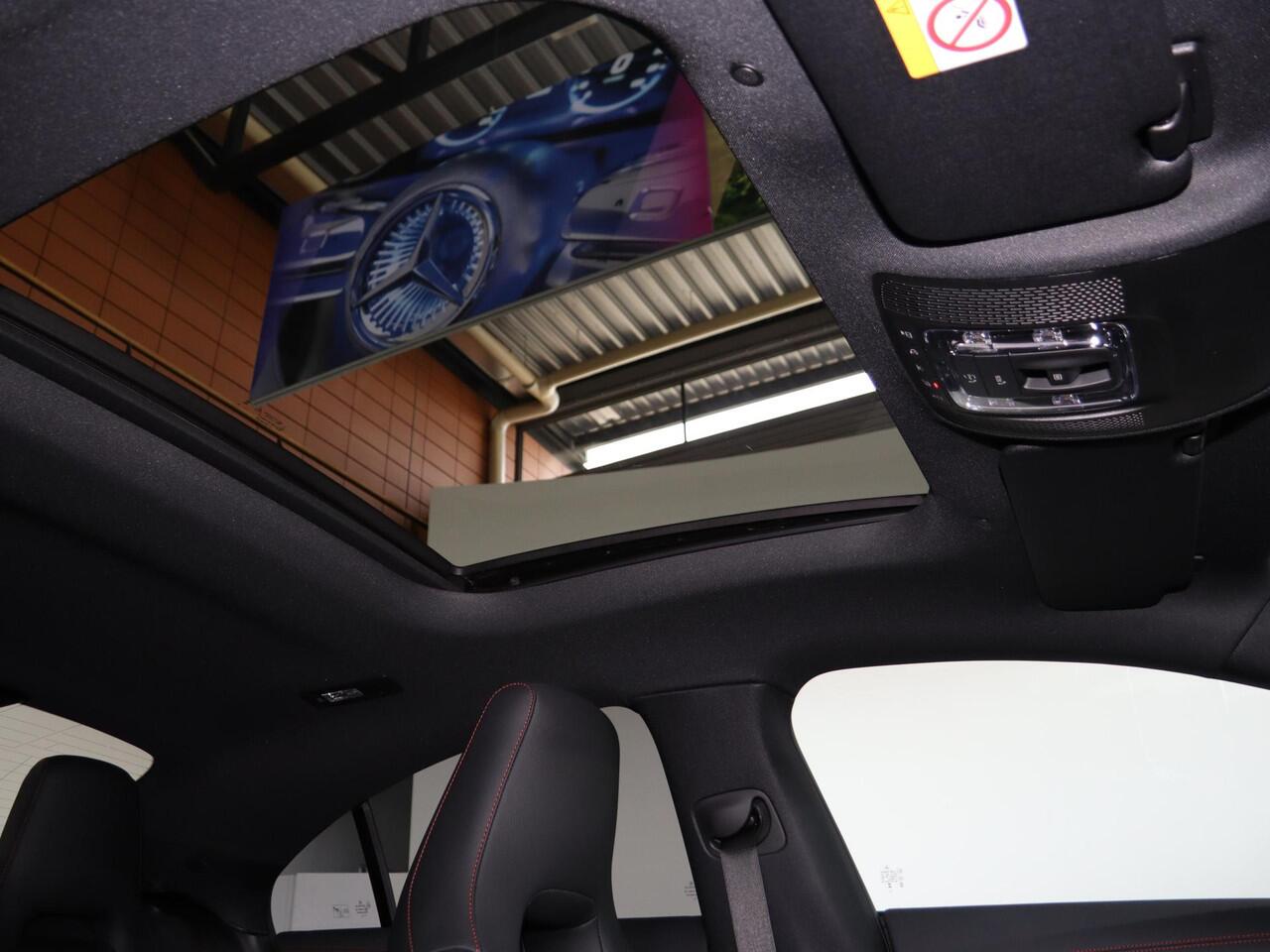 Mercedes-Benz CLA-KLASSE 180 AMG Line | Panoramaschuifdak | Night | Achteruitrijcamera | MBUX