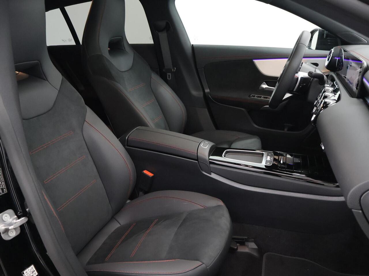 Mercedes-Benz CLA-KLASSE Shooting Brake 180 Star Edition AMG NIGHT | Panoramadak | Dodehoekassitent | Apple Carplay | MultiBeam LED | Sfeerverlichting | Stoelverwarming |