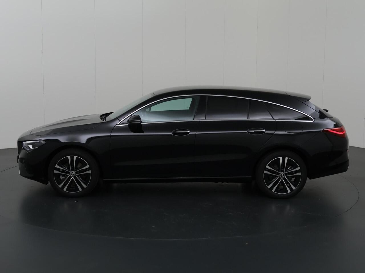 Mercedes-Benz CLA-KLASSE 180 Shooting Brake Star Edition Luxury Line | Panoramadak | Donkergetint glas | Parkeerassistent PARKTRONIC | Sfeerverlichting |