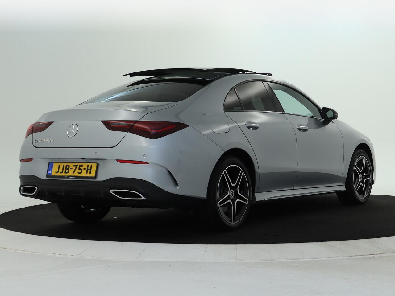 Mercedes-Benz CLA-KLASSE 250e Plug-In Hybride AMG | Panoramadak | Burmester® | Stuur en Stoelverwarming | Keyless Go | Dode Hoek Ass | Sfeerverlichting | Inclusief 24 maanden Mercedes-Benz Certified garantie voor Europa.