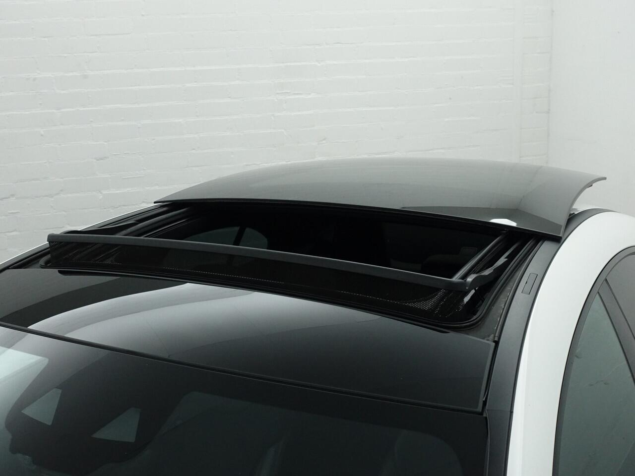 Mercedes-Benz CLA-KLASSE 180 AMG Night Edition Aut- Panoramadak, Sfeerverlichting, Camera, Xenon Led, Sport Leder