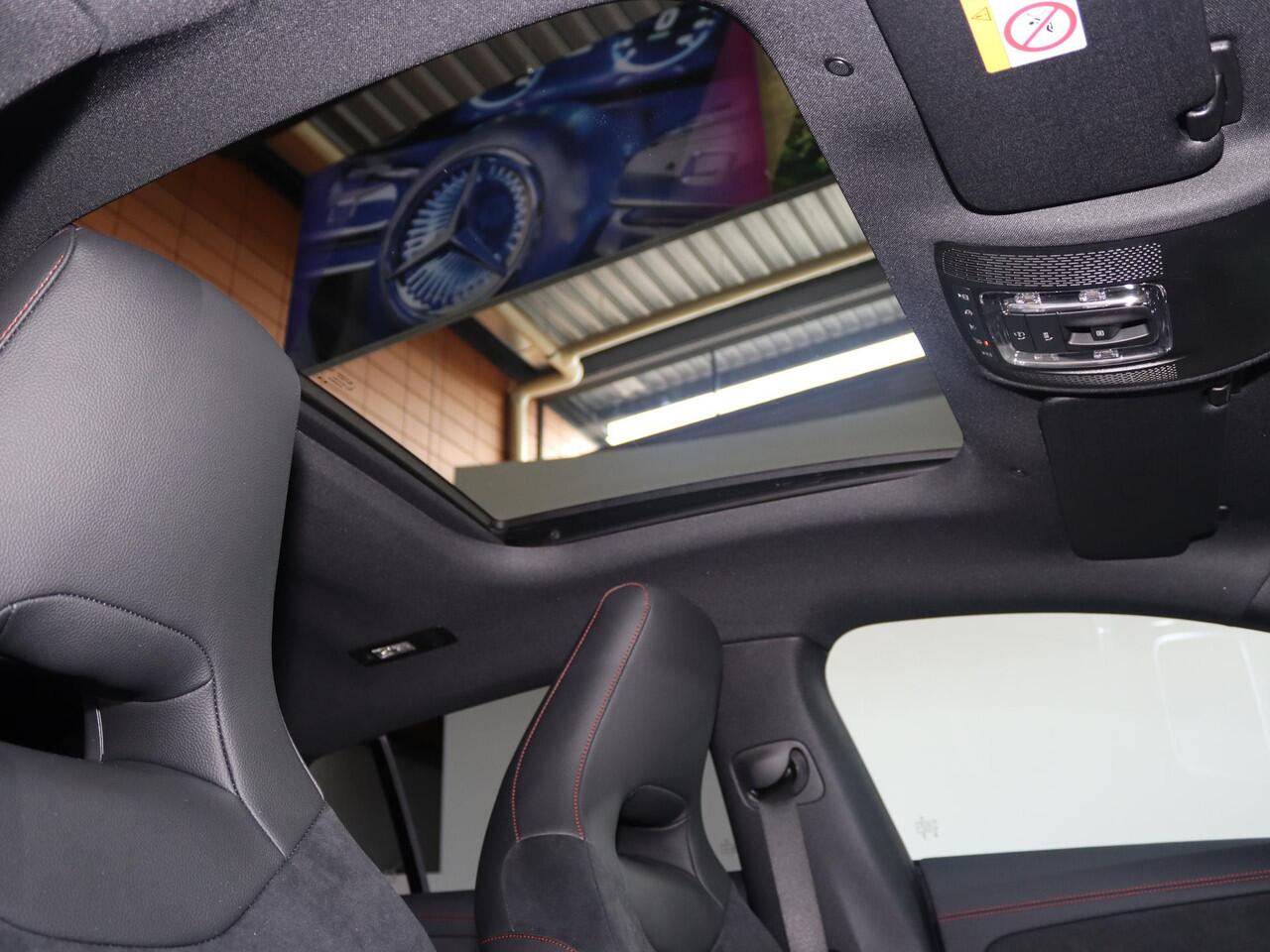 Mercedes-Benz CLA-KLASSE Shooting Brake 250e Business Solution AMG | Panoramaschuifdak | Nightpakket | 19 inch AMG-Velgen