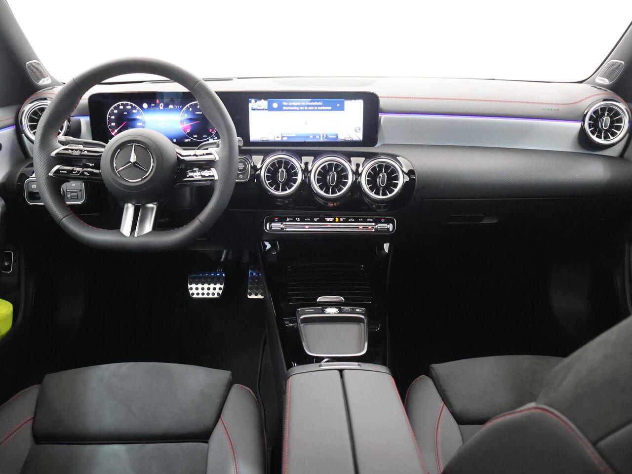 Mercedes-Benz CLA-KLASSE 180 Business Solution AMG | Rijassistentie pakket plus | Winter pakket | Burmester | Panoramaschuifdak | Techniek pakket | Trekhaak | Head-Up Display |